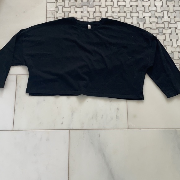 The group babaton black 3/4 sleeve crop tee. Wide crop fit.  Size med - Picture 6 of 7
